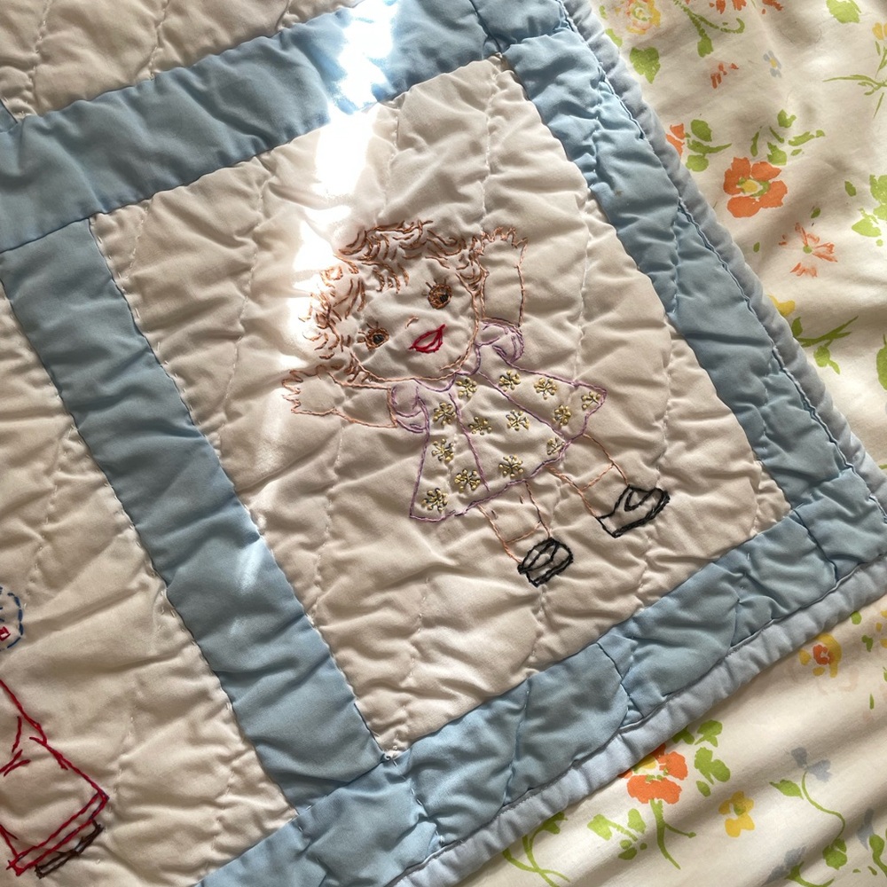 Vintage embroidered hand-sewn crib/baby quilt - Picture 4 of 9